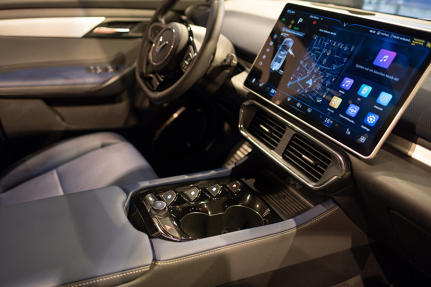 Das Bild zeigt den INnenraum eines Autos und steht hier für den Fachbereich Automotive von meinfachwissen.de